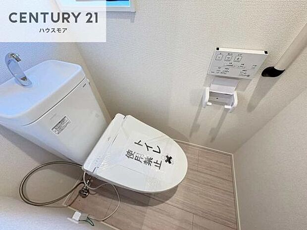 1・2階にトイレがございます！朝の忙しい時間帯も待たずにすみそうですね。白を基調とした清潔感のあるトイレでお手入れがしやすいです！