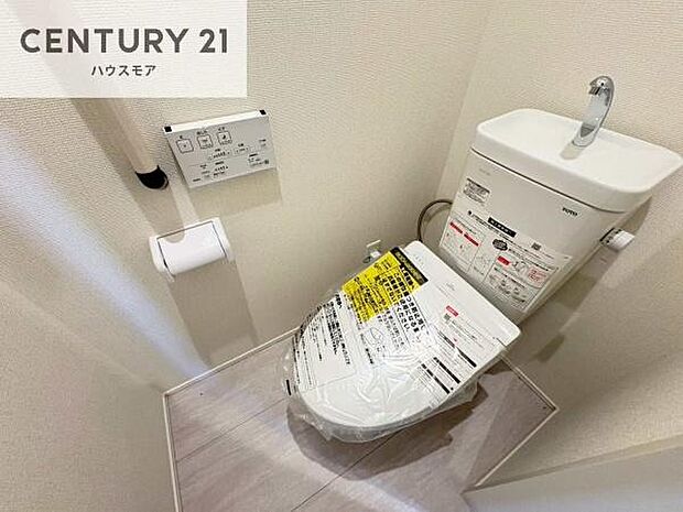 1・2階にトイレがございます！朝の忙しい時間帯も待たずにすみそうですね。白を基調とした清潔感のあるトイレでお手入れがしやすいです！