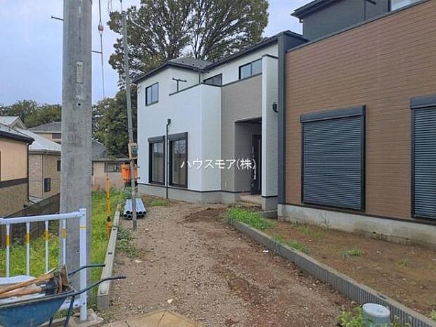 駐車スペースは2台分あります！セカンドカーはもちろん、バイクや自転車なども置き場所に困りません。