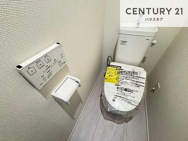1・2階にトイレがございます!朝の忙しい時間帯も待たずにすみそうですね。白を基調とした清潔感のあるトイレでお手入れがしやすいです!