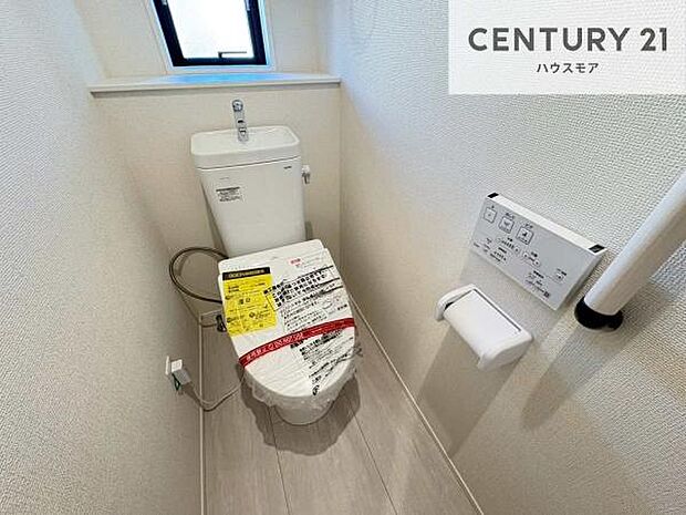 1・2階にトイレがございます!朝の忙しい時間帯も待たずにすみそうですね。白を基調とした清潔感のあるトイレでお手入れがしやすいです!