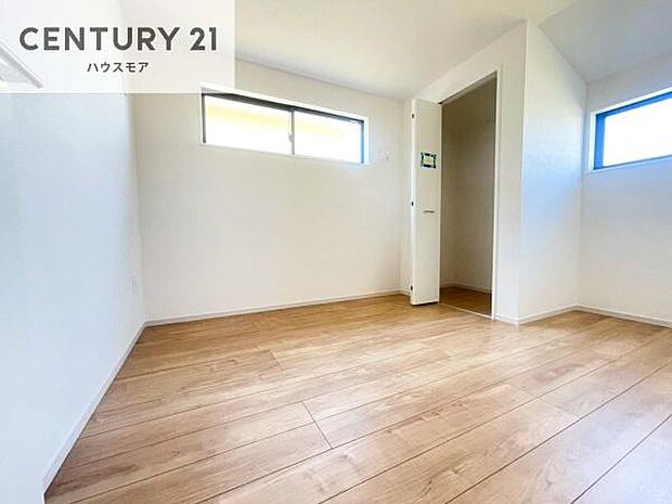 掃き出し窓がないお部屋は、お子様のお部屋としても安心です!収納スペースも充実しているので散らかったお部屋をサッと片付けられます!