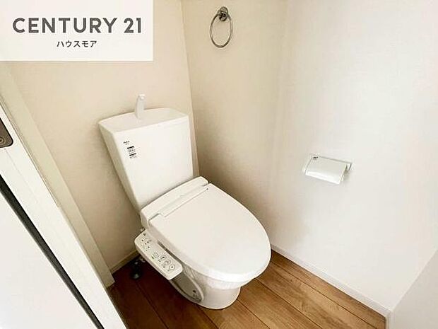 1・2階にトイレがございます!朝の忙しい時間帯も待たずにすみそうですね。白を基調とした清潔感のあるトイレでお手入れがしやすいです!