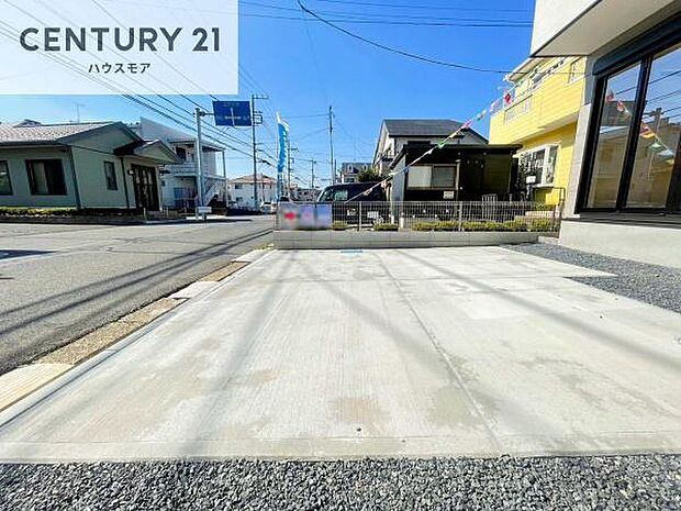 駐車スペースは2台分あります!セカンドカーはもちろん、バイクや自転車なども置き場所に困りません。