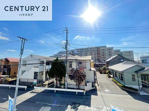晴れた日には青い空を見渡せる開放的な時間を楽しめます。気持ちの良い風が通り抜ける街並みです!