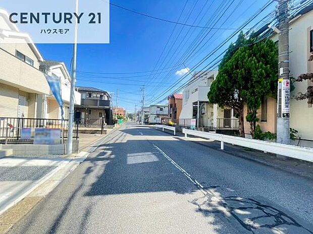 前面道路は8m!陽当り良好な立地です。車庫入れが苦手な方も安心ですね。