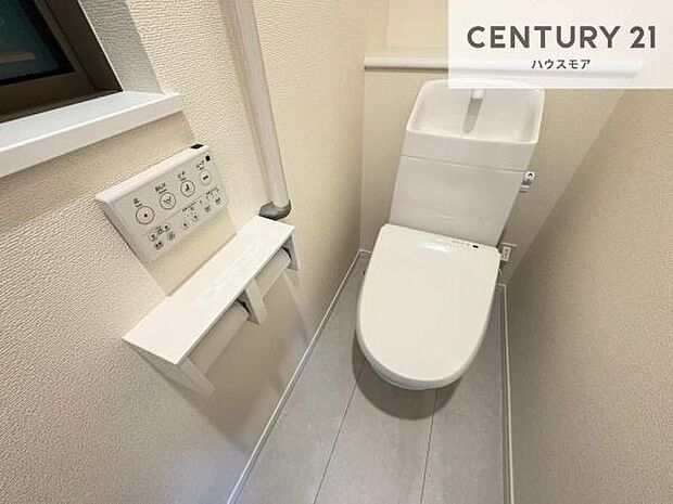 1・2階にトイレがございます！朝の忙しい時間帯も待たずにすみそうですね。白を基調とした清潔感のあるトイレでお手入れがしやすいです！