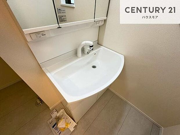 深い洗面台ボウルは、水が跳ねにくいのでお手入れが楽々！清潔感が保てます！キレイな洗面所で自分磨きのモチベーションが上がりますね！