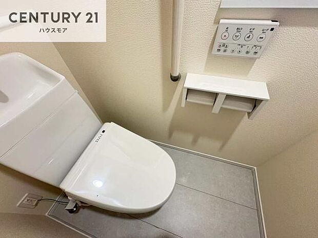 温水洗浄便座につき、冬場は便座が暖かくできるので冷たい便座に座らずに済む嬉しい仕様です！