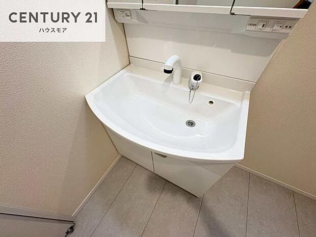 深い洗面台ボウルは、水が跳ねにくいのでお手入れが楽々！清潔感が保てます！キレイな洗面所で自分磨きのモチベーションが上がりますね！