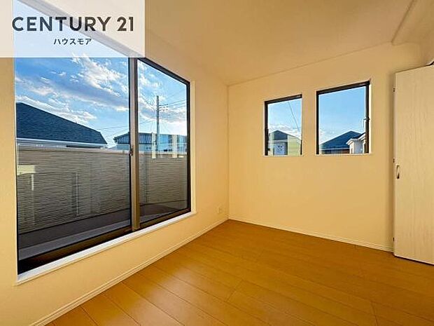 2面採光を確保した明るい室内は、風通しも良く大変居心地の良い空間となっております。リラックスして過ごせる心地の良いお部屋です！