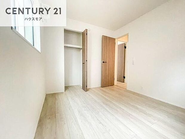 掃き出し窓がないお部屋は、お子様のお部屋としても安心です!収納スペースも充実しているので散らかったお部屋をサッと片付けられます!