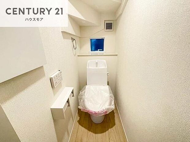 1・2階にトイレがございます!朝の忙しい時間帯も待たずにすみそうですね。白を基調とした清潔感のあるトイレでお手入れがしやすいです!
