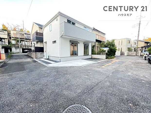 前面道路6m×4m!陽当り良好な立地です。車庫入れが苦手な方も安心ですね。