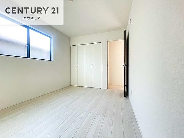 掃き出し窓がないお部屋は、お子様のお部屋としても安心です!収納スペースも充実しているので散らかったお部屋をサッと片付けられます!