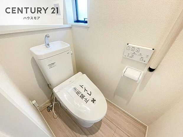 1・2階にトイレがございます!朝の忙しい時間帯も待たずにすみそうですね。白を基調とした清潔感のあるトイレでお手入れがしやすいです!