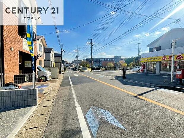 前面道路9.71m!陽当り良好な立地です。車庫入れが苦手な方も安心ですね。