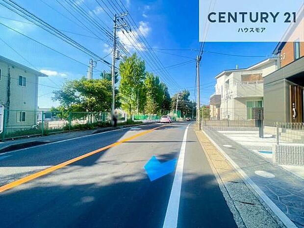 前面道路9.71m!陽当り良好な立地です。車庫入れが苦手な方も安心ですね。