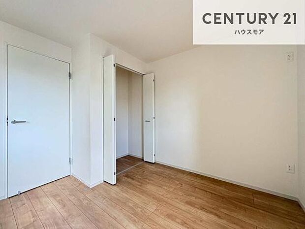掃き出し窓がないお部屋は、お子様のお部屋としても安心です！収納スペースも充実しているので散らかったお部屋をサッと片付けられます！