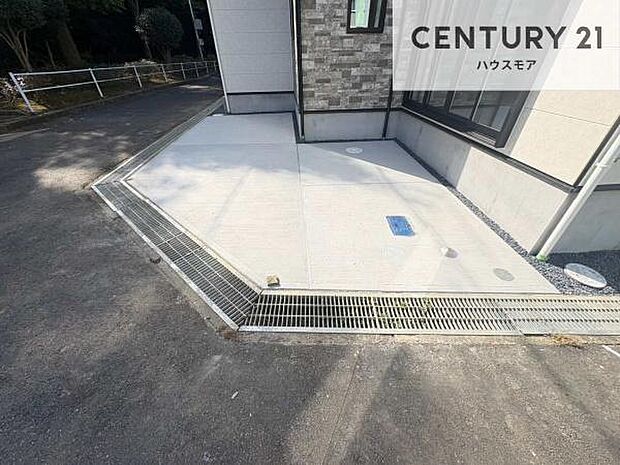 駐車スペースは2台分あります！セカンドカーはもちろん、バイクや自転車なども置き場所に困りません。