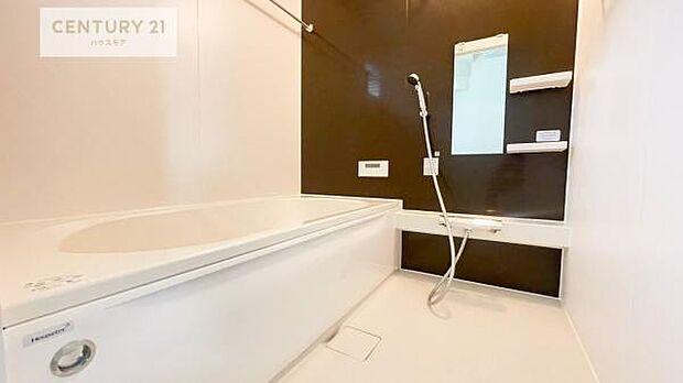 落ち着きある大人の雰囲気のバスルームは、味が出ていてバスタイムが充実!お仕事頑張っているご褒美にお好みの匂いの入浴剤を入れて、楽しんでみてはいかがでしょうか?