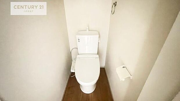 1・2階にトイレがございます!朝の忙しい時間帯も待たずにすみそうですね。白を基調とした清潔感のあるトイレでお手入れがしやすいです!