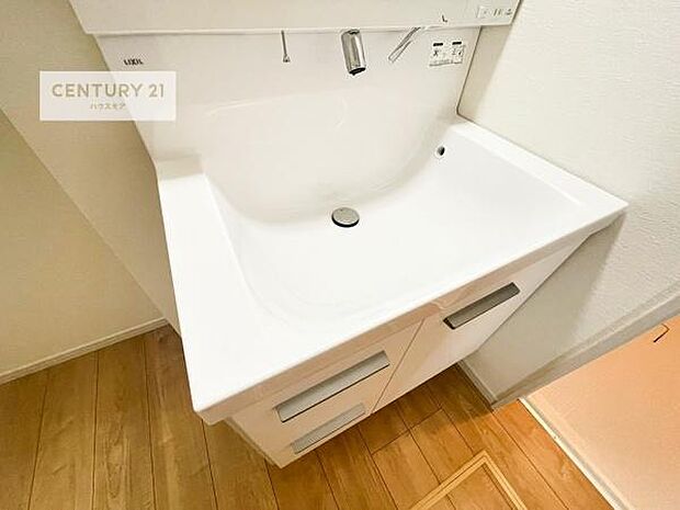 深い洗面台ボウルは、水が跳ねにくいのでお手入れが楽々!清潔感が保てます!キレイな洗面所で自分磨きのモチベーションが上がりますね!