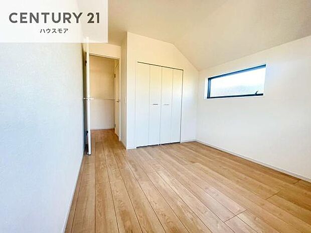 掃き出し窓がないお部屋は、お子様のお部屋としても安心です！収納スペースも充実しているので散らかったお部屋をサッと片付けられます！