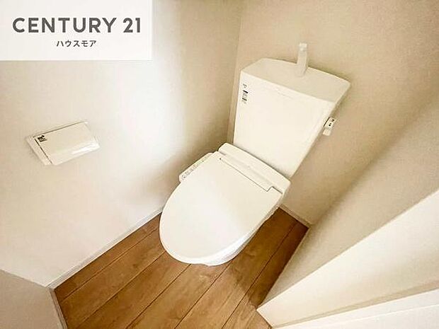 1・2階にトイレがございます！朝の忙しい時間帯も待たずにすみそうですね。白を基調とした清潔感のあるトイレでお手入れがしやすいです！