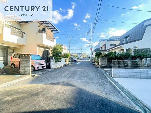 前面道路6ｍ！陽当り良好な立地です。車庫入れが苦手な方も安心ですね。