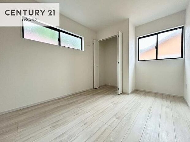 掃き出し窓がないお部屋は、お子様のお部屋としても安心です!収納スペースも充実しているので散らかったお部屋をサッと片付けられます!