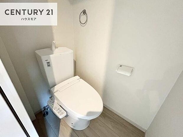 1・2階にトイレがございます!朝の忙しい時間帯も待たずにすみそうですね。白を基調とした清潔感のあるトイレでお手入れがしやすいです!