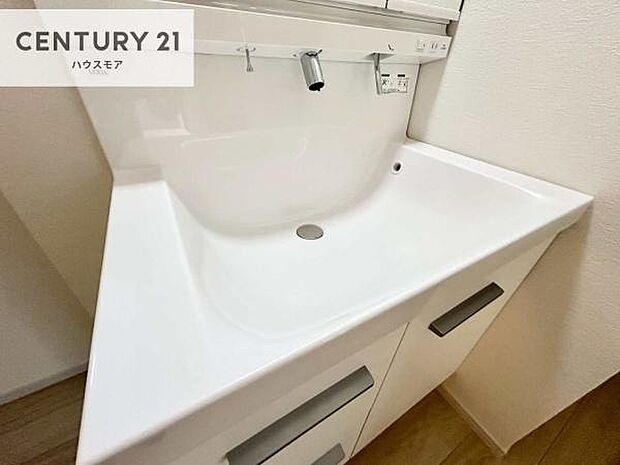 深い洗面台ボウルは、水が跳ねにくいのでお手入れが楽々!清潔感が保てます!キレイな洗面所で自分磨きのモチベーションが上がりますね!