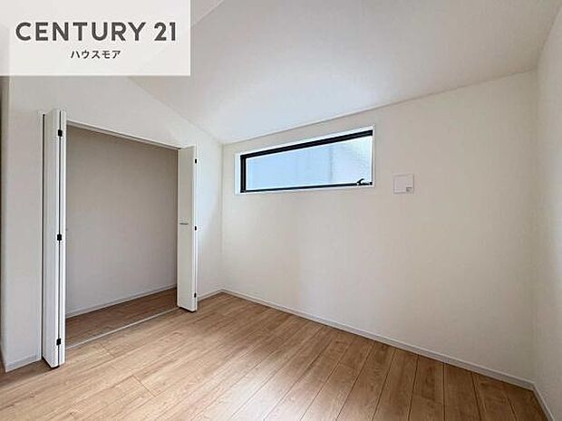 掃き出し窓がないお部屋は、お子様のお部屋としても安心です！収納スペースも充実しているので散らかったお部屋をサッと片付けられます！