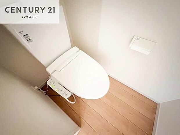 1・2階にトイレがございます！朝の忙しい時間帯も待たずにすみそうですね。白を基調とした清潔感のあるトイレでお手入れがしやすいです！