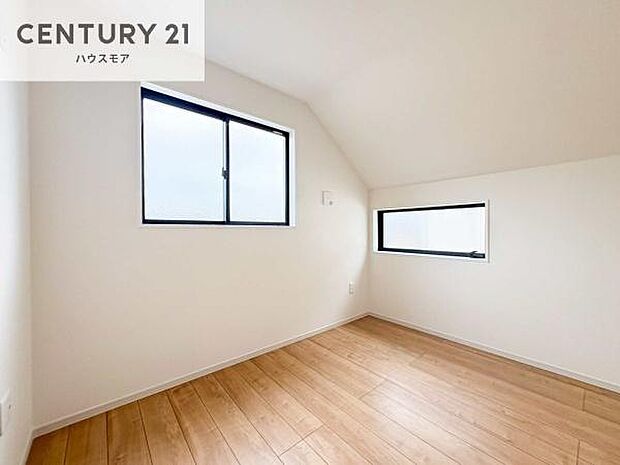 2面採光を確保した明るい室内は、風通しも良く大変居心地の良い空間となっております。リラックスして過ごせる心地の良いお部屋です！