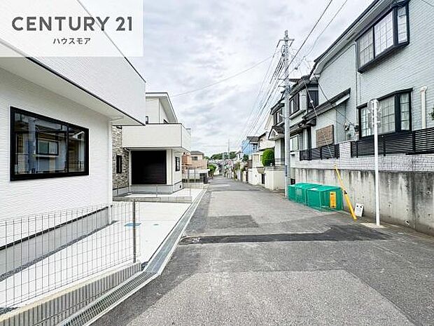 前面道路は6ｍ×6ｍ！陽当り良好な角地です。車庫入れが苦手な方も安心ですね。