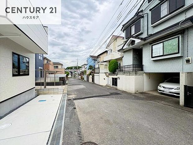 前面道路6ｍ！陽当り良好な立地です。車庫入れが苦手な方も安心ですね。