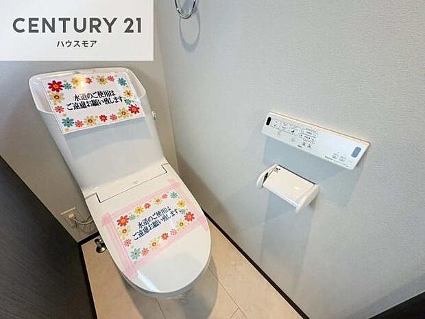 温水洗浄便座につき、冬場は便座が暖かくできるので冷たい便座に座らずに済む嬉しい仕様です!シンプルなカラーを基調としているので、お手入れがしやすいです。