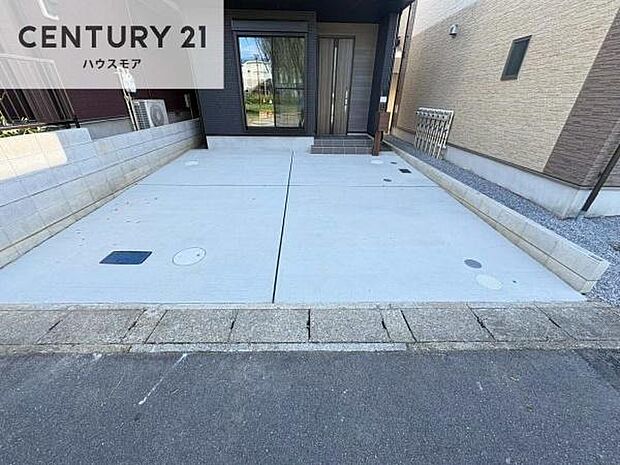 駐車スペースは2台分あります!セカンドカーはもちろん、バイクや自転車なども置き場所に困りません。