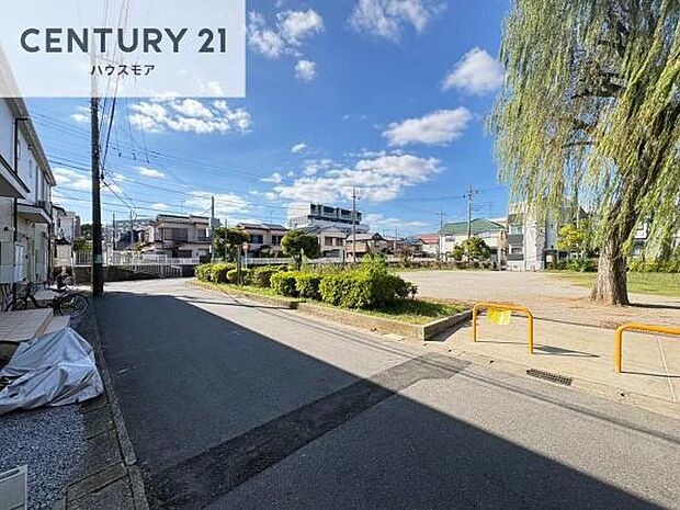 前面道路5.3m!車庫入れが苦手な方も安心ですね。