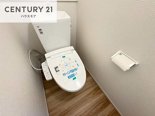 1・2階にトイレがございます!朝の忙しい時間帯も待たずにすみそうですね。白を基調とした清潔感のあるトイレでお手入れがしやすいです!