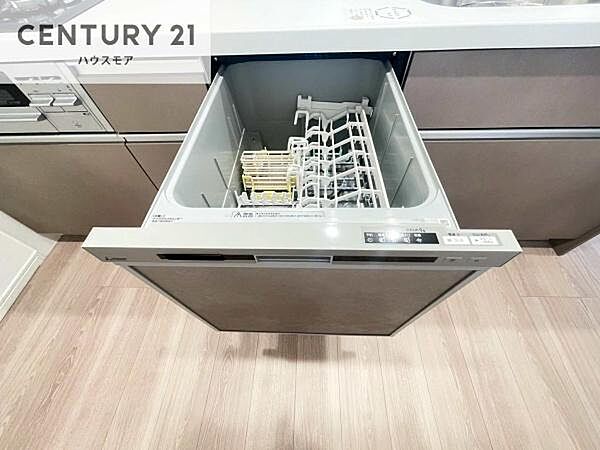 食洗機付きのキッチンです！忙しい時や手荒れ防止として大変活躍する便利な仕様です！ビルトインなのでキッチンの場所を取らず調理スペースを広く使うことが出来ます！