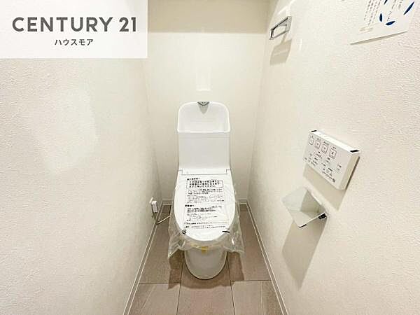 温水洗浄便座につき、冬場は便座が暖かくできるので冷たい便座に座らずに済む嬉しい仕様です！シンプルなカラーを基調としているので、お手入れがしやすいです。