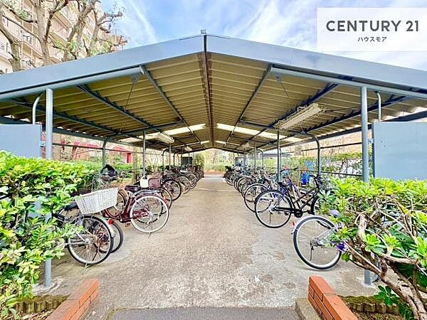 駐輪場完備で、お子さまの自転車や通勤用の自転車も安心して置けます。ご家族にもうれしい便利な設備です。駐輪場の空き状況については管理会社にご確認ください。
