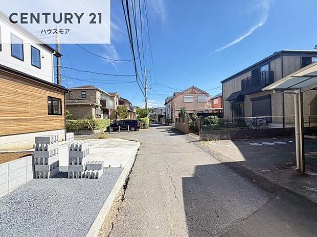 前面道路4ｍ×4.5ｍ！陽当り良好な立地です。車庫入れが苦手な方も安心ですね。