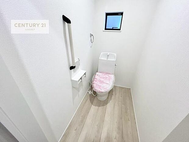 2か所にトイレがございます!朝の忙しい時間帯も待たずにすみそうですね。清潔感のあるトイレでお手入れがしやすいです!