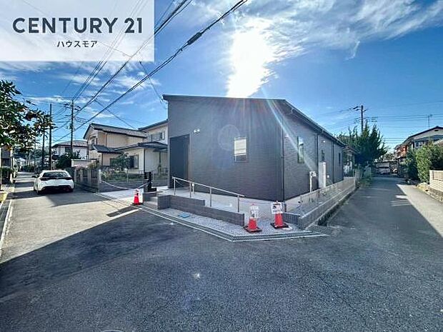 前面道路4m×4m!陽当り良好な立地です。車庫入れが苦手な方も安心ですね。
