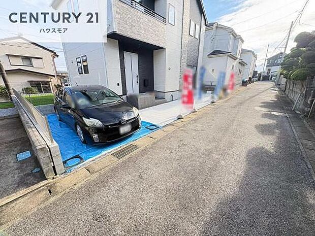 駐車スペースは2台分あります！セカンドカーはもちろん、バイクや自転車なども置き場所に困りません。