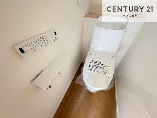 1・2階にトイレがございます！朝の忙しい時間帯も待たずにすみそうですね。白を基調とした清潔感のあるトイレでお手入れがしやすいです！